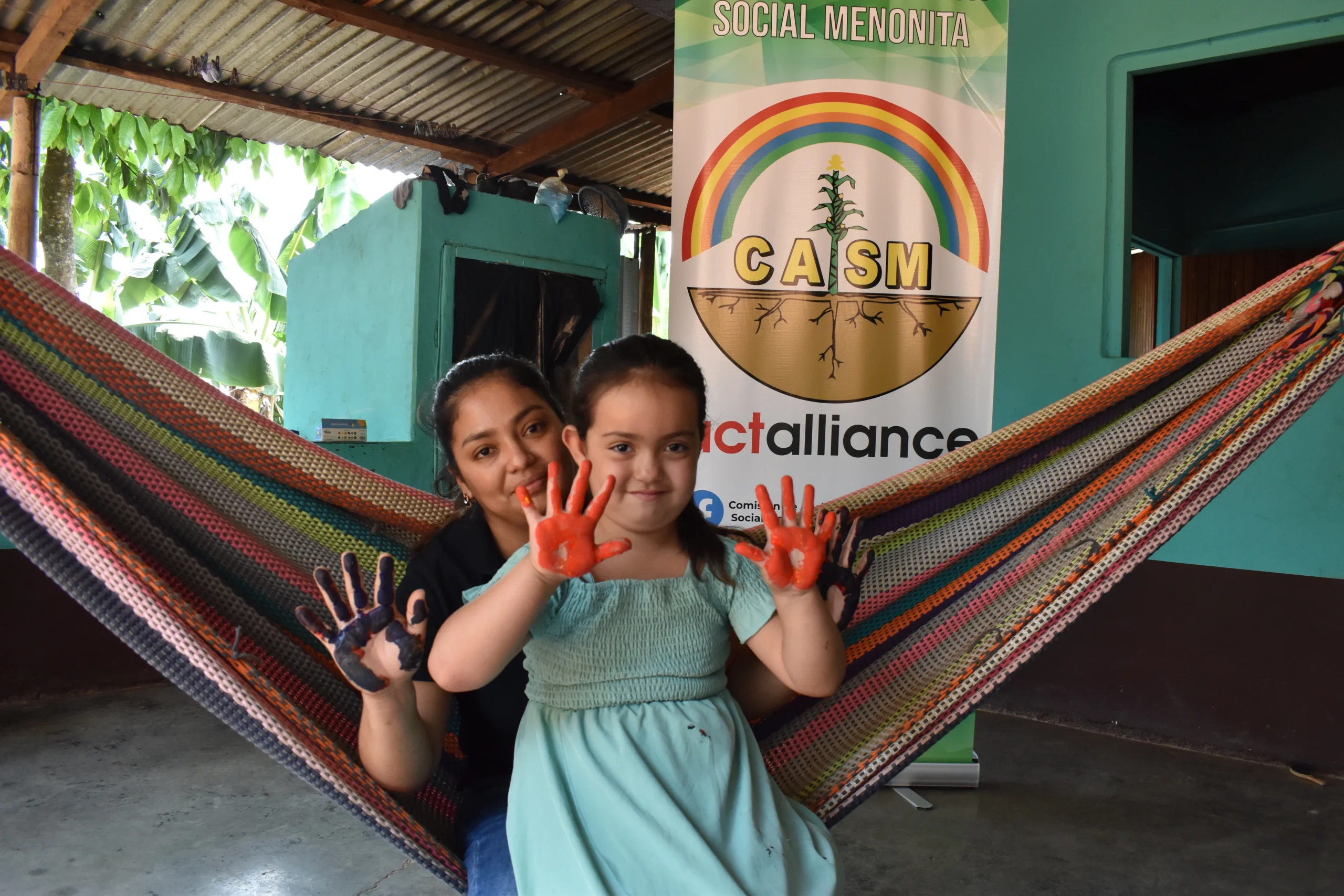 niña con las manos pintadas